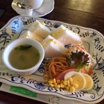 COFFEE REST あるぺんはうす - 味噌汁みたいな色だけど玉子スープです。
            つまり玉子スープ＋茹で卵＋タマゴサンドです。