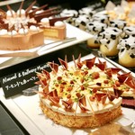 ザ・テラス - ミルクチョコレートとカラメルのムース、アーモンドと赤いベリーのムース