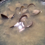 蛇の目寿司 - しじみたっぷりのしじみ汁。しじみエキスがしっかり出て、めちゃウマです。