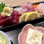 蛇の目寿司 - 刺身は、カツオ、カンパチ、ヒラメの3種