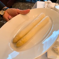 銀座 ハプスブルク・ファイルヒェン - ①ドイツ産ホワイトアスパラガスのバターソテー　バッハウ産岩塩
