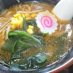 加奈藺 - 「半みそラーメン」です。半分ではなく3/4はあるな。具は、鳴門巻き、もやし、黒ごま、スイートコーン、キャベツ、豚のひき肉が入ってます。