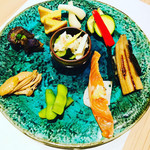 食善 大岡 - 八寸   緋色のプレートに、穴子寿司や野菜が嬉しい。