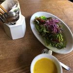 ナイス タイム カフェ - サラダとパンプキンスープ