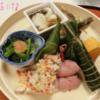 はり清 - 懐石(15000円/サ別･税別)♪
                    八寸は数の子、カステラ、稚鮎の天麩羅、粽、もずくと百合根、菜の花のお浸しと明太子、桜の葉の中は鯛寿司が包まれてる！それから鴨肉、海老のあられ揚げが盛り付けられてる♪