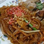 タイ料理サバイ・サバイ - パッタイとガイヤーン。