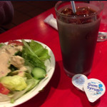 ハングリータイガー 横浜モアーズ店 - セットのサラダとアイスコーヒー