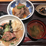 神田 新八 - 贅沢 まぐろ尽し丼１４８０円。煮物はまぐろ頬肉です。
            大好物のねぎとろ、美味しくいただきました（╹◡╹）
            タレが白米にかかりすぎていて、しょっぱいのが残念でした。。。