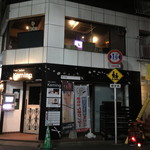 シューティングバー アーシュク - 美容院の上。いつもアニメの映っているモニタの上には…