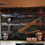 シューティングバー アーシュク - 随分と物々しい武器が並ぶが実は硬質スポンジ製。
