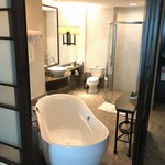 Haiyatt Garden Hotel - 間切りされた浴室。
