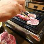 大衆ホルモン焼肉 順 - 2019年6月　赤紺氏焼いてます