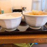 吉田とん汁店 - 【2019年05月】豚汁定食、豚汁の器（右）がゴハン（左）より大きいです。