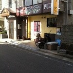 Katomandokari PUJA - 外観は素っ気ない。　しかし店内は綺麗です、