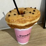ダンボ ドーナツ アンド コーヒー - ドーナツ パッションフルーツ&（アラビカコーヒーの）アイス・カフェラテ