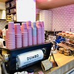 ダンボ ドーナツ アンド コーヒー - ピンクがアクセントの店内