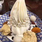 椿屋カフェ - クリームあんみつ到着直後。すでにソフトクリームが溶けてる⁉︎