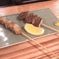 博多 鴨すき 鴨しゃぶ なかもぐろ - （右）鴨のハツ  ¥280
                    （左）鴨のおたふく串  ¥280