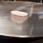 味鉄 - 鉄板(中央は牛脂)