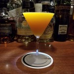 バー キュラソー - マンゴーのカクテル