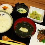四季膳 - 利休仕立て鯛茶漬け定食：ごまの風味豊かな鯛茶漬け、コーヒー付、９８０円