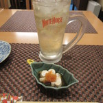 味処 大丸 - ハイボール 440円と、お通しの小鉢は白子