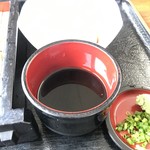そば処 おおまがり - そばつゆと薬味。