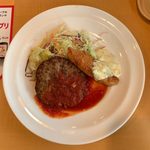 ガスト - 日替わりランチ（ハンバーグトマトソース&白身魚フライ） ¥499 のハンバーグトマトソース&白身魚フライ