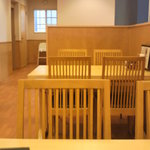 店内は明るく清潔感いっぱい