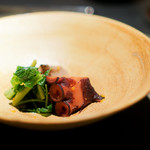 エクアトゥール - 佐島の蛸、 海老芋、黒七味、 花山葵