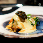 エクアトゥール - 活オマール海老、 鮑、 筍、 温かいオランデーズソース、 アメリケーヌソース、 ベルーガのキャビア