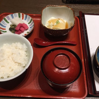 三田ばさら 本店 - 小鉢・ご飯・赤出汁・香の物