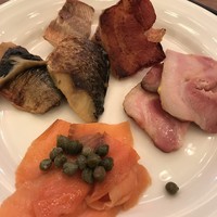 ザ・ループ(ホテルアゴーラリージェンシー大阪堺) - パンが少なくてパン祭りになりませんでしたが、分厚いベーコンとオリジナルのドレッシングが美味しかったです。宿泊費の割に上質な朝ごはんです。