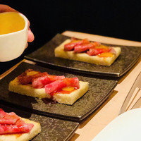 焼肉 銀座コバウ 特別室 - 炙りユッケパン添え