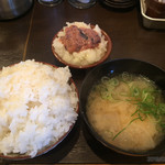 米福 - 大盛りご飯、塩辛、味噌汁