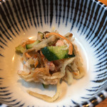 焼鳥 酉たけ - 鶏皮の和えもの　お通しのレベルではないですね