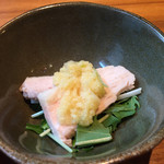 焼鳥 酉たけ - これを一品料理でいただきたい　生姜の乗ったむね肉の湯引き