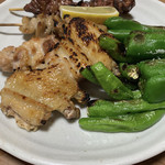 居酒屋鳥幸 - 左上から「もつ」（レバー）、「かわ」、「やきとり」、「手羽」右に移って「ししとう」、「ピーマン」