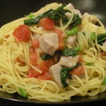 スパゲッティ・マグロと春菊とフレッシュトマト