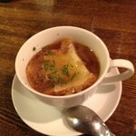 バオバブ - お通しの「オニオングラタンスープ」。寒かったこの日は特にうれしくおいしい。