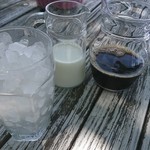 Za Terasu - カフェラテは氷入グラスとコーヒー、牛乳で提供されます