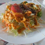 アル ハラム レストラン - ・Buhna Gosht の Salad 上の粉は卓上のチャットマサラ