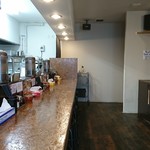 龍龍 名東店 - カウンター席(右側には大きなテーブル席×2があります)