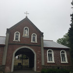 トラピスト修道院 売店 - 鉄格子の扉の向こうに修道院があり見学は予約制のようです（女人禁制）