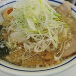 もやしらーめん みちのく - 背油が浮いてるスープは丁度よい油の塩梅で美味しい(^^)