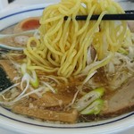 もやしらーめん みちのく - 業者製中太縮れ麺はプリプリしてて美味しい