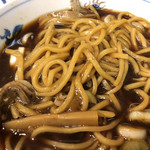 西町大喜 西町本店 - 麺は中太麺のストレート。オーション麺的な硬さがこのスープによくあう。