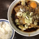 西町大喜 西町本店 - 生玉子はスープを味わうためのマストアイテム。