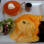 星乃珈琲店 - ビーフととろ〜りチーズのオムライス&パンケーキプレート（1200円税別）