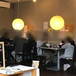 麺匠 えにし - 満席の店内